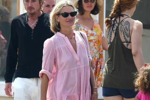 Кейт Мосс в платье любимого фасона Анджелины Джоли прогулялась в Сен-Тропе