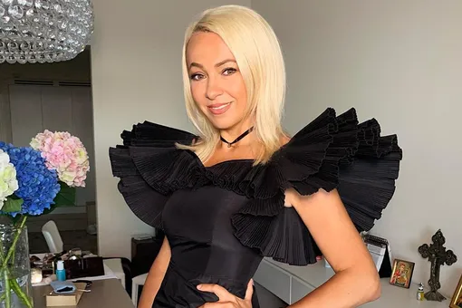 Яна Рудковская в платье с рукавами-«крыльями» показала «минимальный макияж»