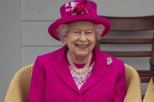 Елизавета II угостила британских женщин чаем и тостами в Букингемском дворце