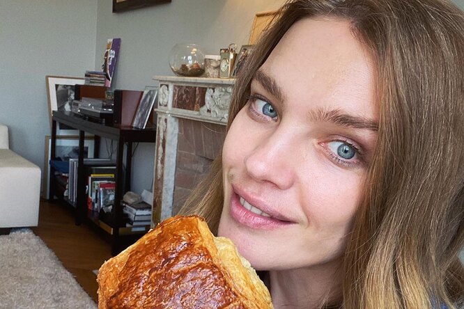 Наталья Водянова вернулась домой в Париж и сразу сделала селфи без макияжа