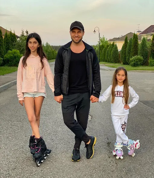 Александр Ревва с дочерьми