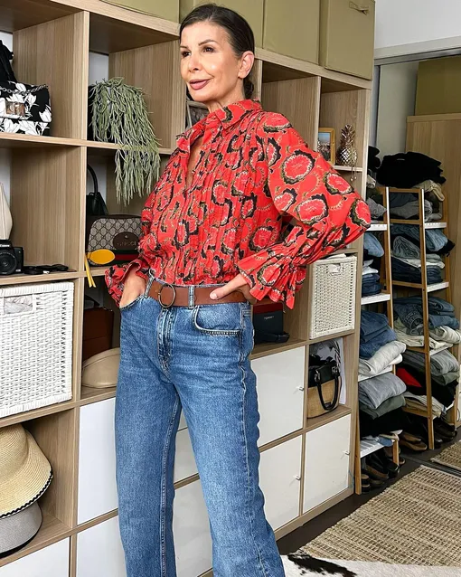 Стильный образ для женщин 45+: летящая блуза с принтом + прямые джинсы