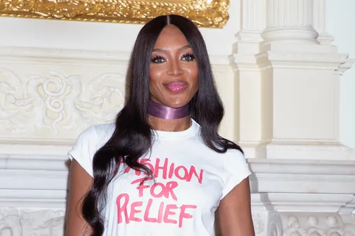 Мода в помощь: Наоми Кэмпбелл вышла в футболке с говорящей надписью