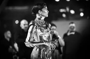 Зендея в архивном Mugler стала главной звездой премьеры в Лондоне Зендея в архивном Mugler стала главной звездой премьеры в Лондоне