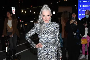 74-летняя мать Илона Маска появилась на публике в обтягивающем комбинезоне и с ярким макияжем