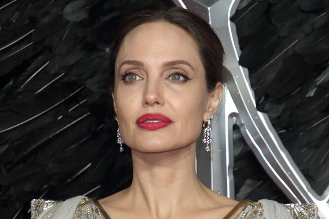 Анджелина Джоли в легком белом платье сводила детей в магазин уцененных вещей