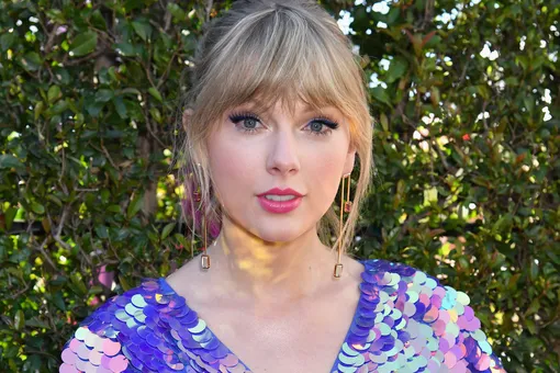 Тейлор Свифт в блестящем мини-комбинезоне прошлась по красной дорожке Тейлор Свифт в блестящем мини-комбинезоне прошлась по красной дорожке