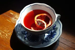 От безалкогольного глинтвейна до «имбирного пряника»: рецепты горячих напитков для январских праздников