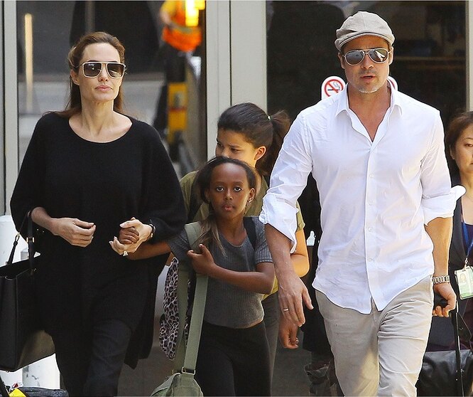 Анджелина Джоли и Брэд Питт с приемной дочерью Захарой