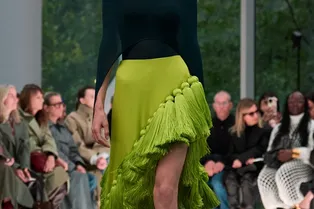 В 2026-м не обойтись без одежды с бахромой, и новая коллекция Alaïa показывает, как носить такие вещи стильно В 2026-м не обойтись без одежды с бахромой, и новая коллекция Alaïa показывает, как носить такие вещи стильно