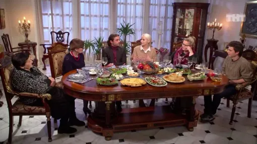 Илья Глинников и участницы шоу «Холостяк» на семейном ужине