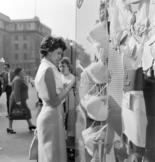 Советские женщины долгое время носили только одну модель бюстгальтера