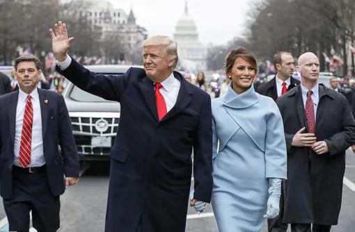 Президент США и Первая леди приветствуют публику в Вашингтоне, 2017