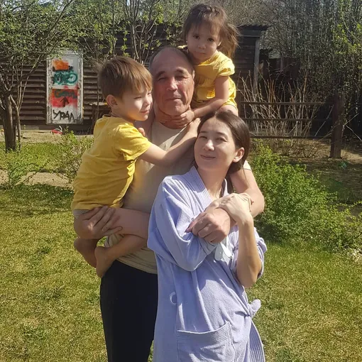 Дмитрий Соколов с женой и детьми