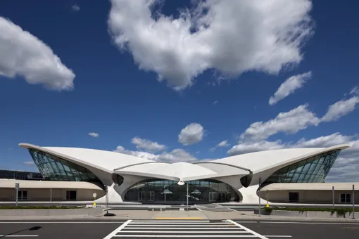Louis Vuitton покажет круизную коллекцию в аэропорту Джона Кеннеди