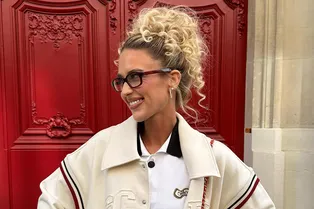 Messy curly bun — трендовый пучок, который станет идеальным завершением летних образов Messy curly bun — трендовый пучок, который станет идеальным завершением летних образов