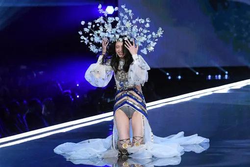Падение «ангела»: модель Мин Си упала на показе Victoria's Secret