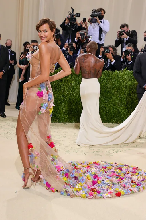 Ирина Шейк на Met Gala 2021 Ирина Шейк на Met Gala 2021