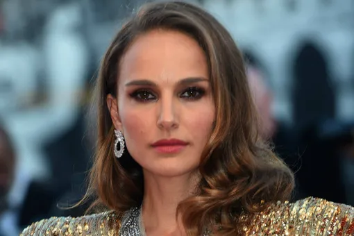 Натали Портман в мини-платье Dior встретилась с поклонниками вселенной Marvel Натали Портман в мини-платье Dior встретилась с поклонниками вселенной Marvel