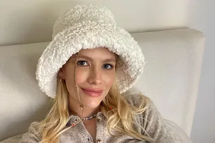 «Случайно такая стою»: Лена Перминова пошутила над фотосетом возлюбленной Владислава Доронина