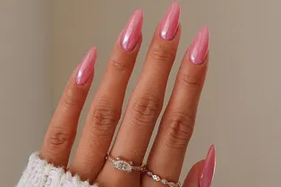 Pink jelly glaze nails — еще один тренд маникюра от Хейли Бибер, который станет хитом весны и лета-2024
