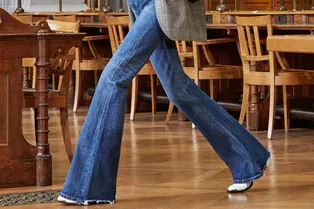 С чем носить джинсы клеш, чтобы ноги казались бесконечно длинными