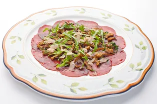 Карпаччо из оленины с поджаренными артишоками и трюфелем