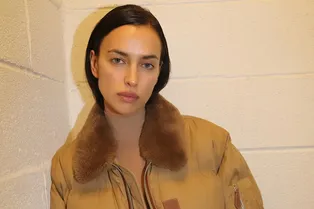 Ирина Шейк показывает, как носить «невидимые» водолазки