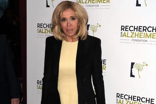 Брижит Макрон в желтом платье и кардигане побывала на гала-вечере в Париже