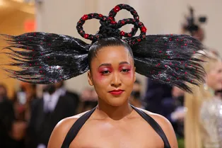 Знаменитая теннисистка Наоми Осака поразила гостей Met Gala 2021 своей замысловатой прической
