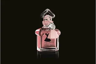 Дом Guerlain представляет роскошные шедевры парфюмерии La Petite Robe Noire Baccarat и La Petite Robe Noire L'extrait. Дом Guerlain представляет роскошные шедевры парфюмерии La Petite Robe Noire Baccarat и La Petite Robe Noire L'extrait.