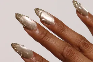 13 идей новогоднего маникюра в золотых оттенках, которые выглядят празднично