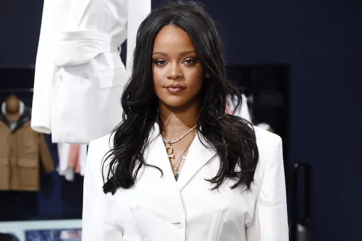 Деним и рубашки oversize: Рианна официально представила первую коллекцию Fenty Деним и рубашки oversize: Рианна официально представила первую коллекцию Fenty