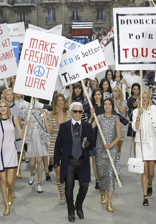 Показ Chanel в формате феминистского марша