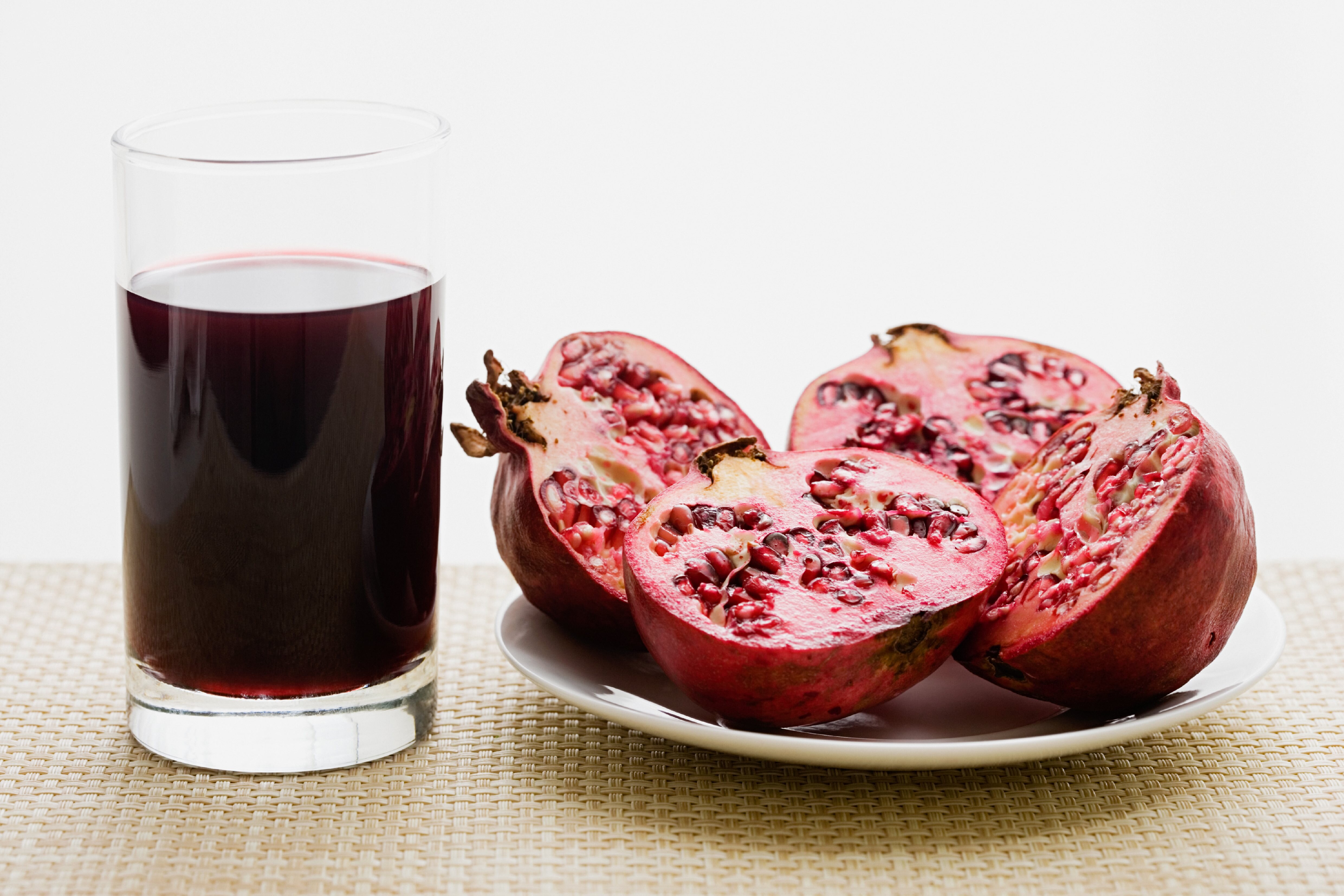 Гранатовый сок. Выжимать сок из граната. Сколько сока из граната. Гранатовый сок. Свежевыжатый гранатовый сок в стакане.