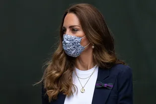 Кейт Миддлтон пришла на стадион без мужа и выглядела невероятно счастливой в юбке с кокетливым принтом