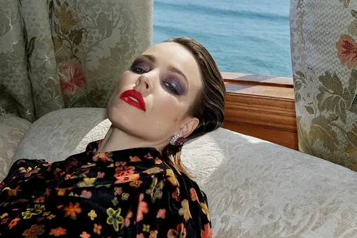 На грани: Рэйчел МакАдамс в модной съемке с молокоотсосом на груди