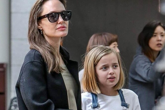Лаконичный casual: Анджелина Джоли выбрала пальто и мюли для прогулки с дочерью