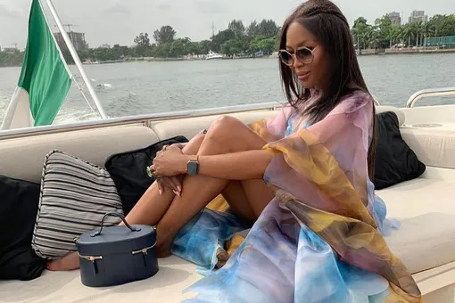 Наоми Кэмпбелл в воздушном платье позировала на яхте в Нигерии