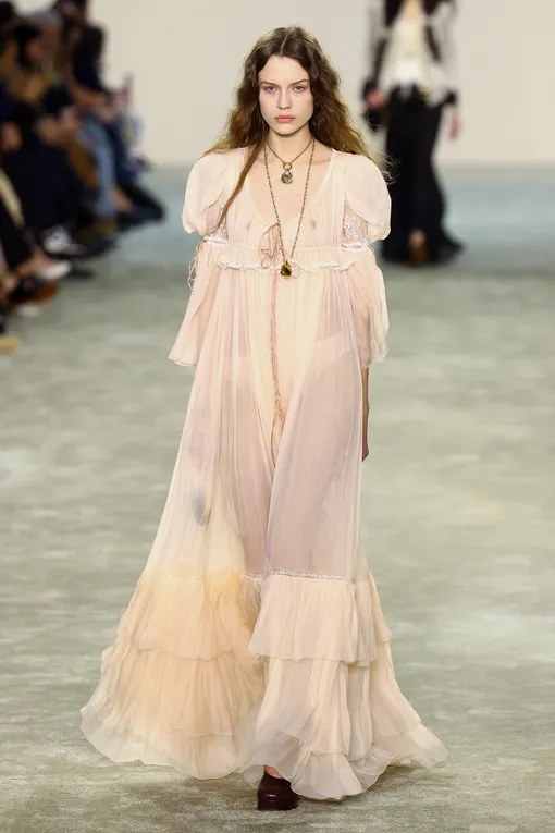 Chloé, весна-лето 2026 Модные образы в стиле бежевой готики