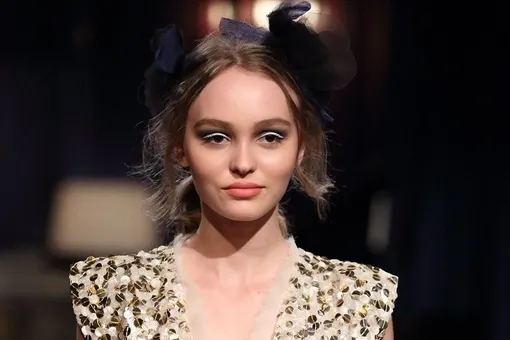 Лили-Роуз Депп отметила 18-летие на показе Chanel