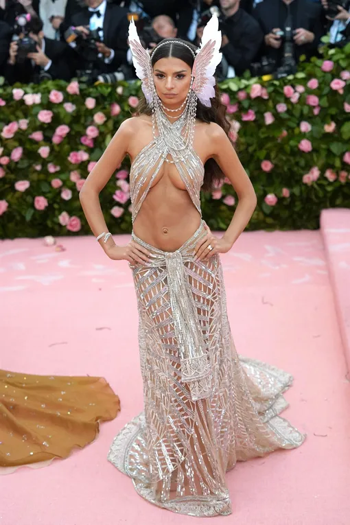 Эмили Ратаковски на Met Gala 2019 год