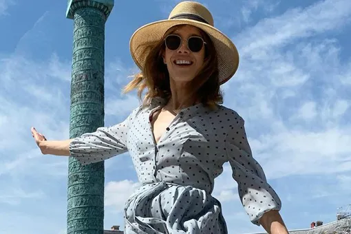 Наталья Водянова в соломеной шляпе и с плетеной сумкой прогулялась по Парижу