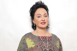 Заболевшая коронавирусом Лариса Гузеева впервые вышла на связь с фанатами, лежа под капельницей