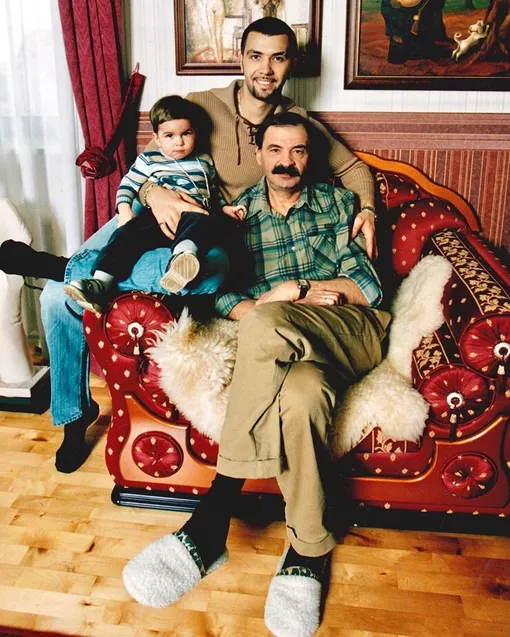 Илья Олейников и Денис Клявер с сыном
