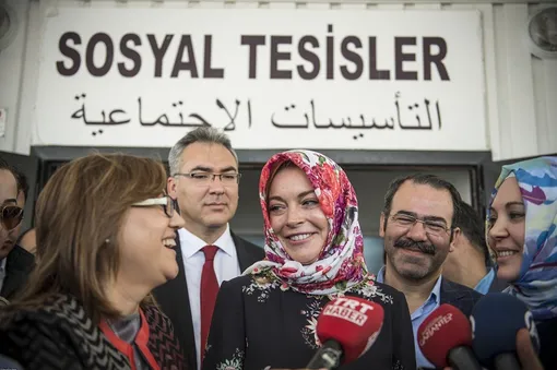 Линдси Лохан в лагере беженцев в Турции