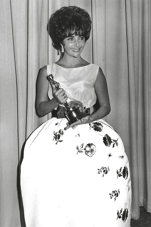 Элизабет Тейлор на церемонии вручения премии «Оскар» в 1961 году