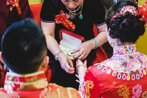 После церемонии родители жениха дарят невесте золотые браслеты