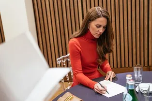 Ставка на красное: Кейт Миддлтон выбрала безупречный ансамбль, подчеркнувший ее хрупкую фигуру Ставка на красное: Кейт Миддлтон выбрала безупречный ансамбль, подчеркнувший ее хрупкую фигуру