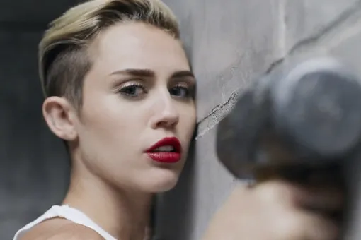 Голая девочка на шаре: Майли Сайрус жалеет о своем клипе Wrecking Ball Голая девочка на шаре: Майли Сайрус жалеет о своем клипе Wrecking Ball
